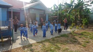 Dalam Kegiatan Binwiltasla, Lanal Bengkulu Ajak Masyarakat Pulau Enggano Olahraga Bersama