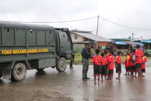 Jadi Idola di Keneyam, Pos Senyum Ksatria Pandawa Kostrad Ramai Diserbu Warga
