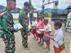 Bangkitkan Motivasi dan Semangat Belajar, Satgas Yonif PR 330 Kostrad Bagikan Buku Tulis