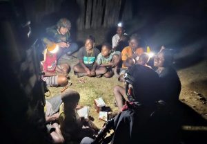 Tembus Belantara Hutan Papua di Malam Hari, Satgas YPR 330 Bagikan Sembako dan Bantu Pengobatan Warga