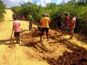 Manunggal dengan Rakyat, Satgas Pantas RI-Malaysia Yonarmed 10 Kostrad Bangun Jalan Perbatasan