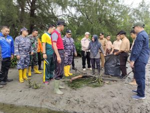 Meriahkan Rangkaian HUT TNI AL, Lanal Simeulue Bersama Pemerintah dan Masyarakat Laksanakan Program Kali Bersih dan Pembagian Jaket Keselamatan Kepada Nelayan