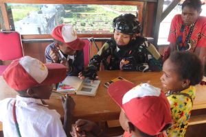 Tingkatkan Minat Baca Anak-anak di Intan Jaya, Satgas Yonif PR 330 Kostrad Buka Taman Bacaan Darma Putra