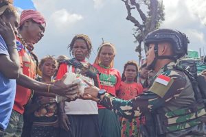 Bantu Perekonomian Warga Intan Jaya, Satgas Yonif PR 330 Kostrad Bagikan Bibit Sayuran