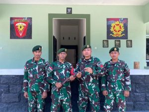 Warga Perbatasan Kembali Serahkan Senjata Api Rakitan Laras Panjang Kepada Satgas Pamtas RI – Malaysia Yonarmed 10 Kostrad