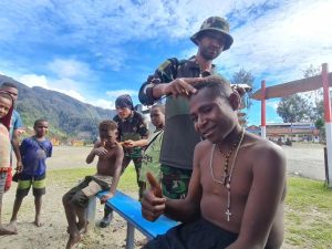 Koteka Barber Shop Satgas YPR 330 Kostrad, Layanan Potong Rambut Gratis Warga di Intan Jaya