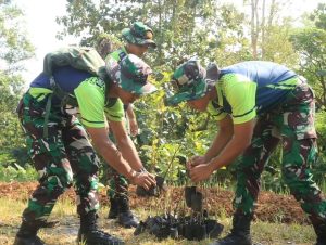 Ciptakan Paru-Paru Sehat Bagi Masyarakat Sekitar, Satjar Divif 1 Kostrad Penghijauan