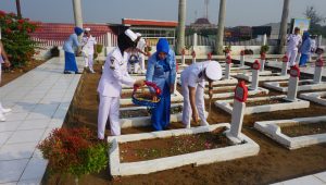 Penuh Khidmat Prajurit Lanal Bengkulu Saat Laksanakan Ziarah Rombongan dan Tabur Bunga Serta Doa Bersama