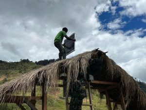 Satgas Yonif PR 433 Kostrad Berikan Bantuan Lampu Solar Kepada Masyarakat Pedalaman Distrik Mbua Papua