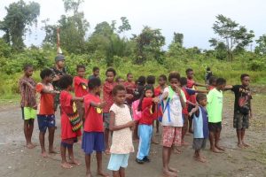 Keceriaan Anak-anak Sekolah Rimba Bersama Prajurit Pandawa Kostrad di Pedalaman Papua