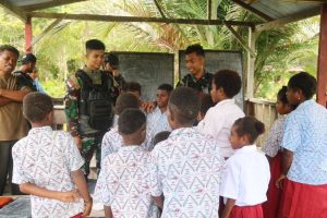 Tumbuhkan Semangat Belajar, Ksatria Pandawa Kostrad Bantu Antar Jemput Anak Sekolah di Pedalaman Papua