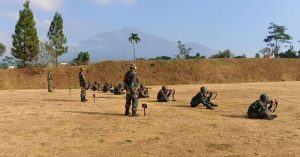 Asah Kemampuan Tempur, Prajurit Yonarmed 1 Kostrad Berlatih Menembak Senjata Ringan
