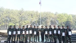 Pemberian Penghargaan Kepada Prajurit Berpresetasi Yonif Para Raider 502 Kostrad