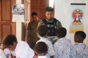 Prajurit Pandawa Kostrad Berikan Hadiah Tas dan Buku Untuk Anak-anak Sekolah Rimba