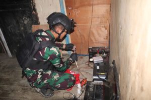 Aksi Satgas Yonif Para Raider 330 Kostrad, Bantu Hadirkan Pelita di Rumah Warga