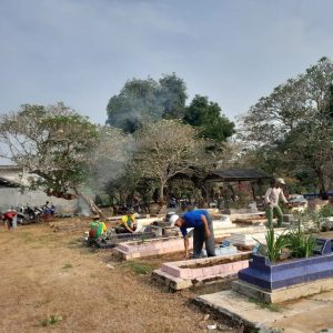 Menarmed 1 Kostrad Karya Bakti Bersihkan TPU di Desa Ciwangi