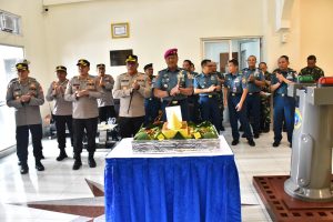 DANLANTAMAL III JAKARTA DAPAT KEJUTAN DARI KAPOLRES METRO JAKARTA UTARA DI HUT KE-78 TNI AL