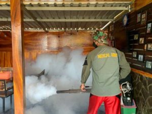 Aksi Cepat Prajurit Yonarmed 1 Kostrad Cegah Penyakit DBD dengan Fogging