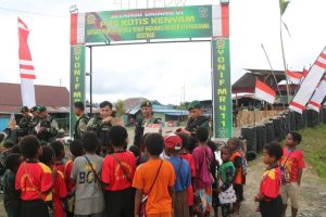 Senyum Ceria Anak-anak Papua Bersama Satgas Mobile Yonif MR 411 Kostrad