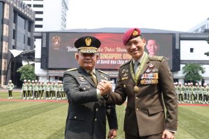 Jenderal TNI Dr. Dudung Abdurachman Anugerahkan Bintang Kartika Eka Paksi Utama Kepada Kasad Singapura