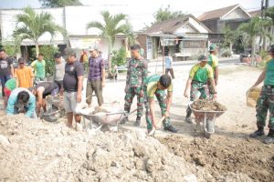 Selalu Wujudkan Kemanunggalan TNI Dengan Rakyat Prajurit Yonif Mekanis Raider 413 Kostrad Laksanakan Karya Bakti