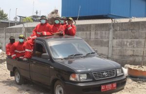 Bergerak Dengan Sigap dan Cepat, Prajurit Yonif Mekanis Raider 413 Kostrad Bantu Padamkan Kebakaran TPA Putri Cempo Solo