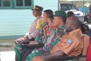 Program Prioritas Nasional Bakti Papua, Satgas YPR 330 Kostrad dan Koramil 1705-08/Sugapa Bagikan Paket Sembako untuk Warga Intan Jaya