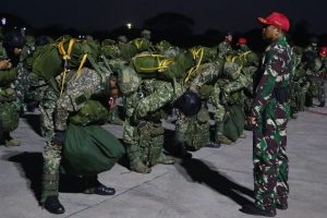 Pangdivif 1 Kostrad Tinjau Latihan Penerjunan Latma Malindo-6/2023