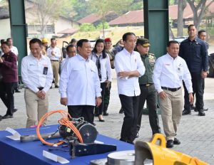 Kasad Dampingi Presiden RI Kunjungan ke PT Pindad