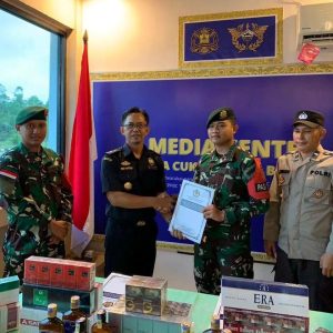 Satgas Pamtas Yonarmed 10 Kostrad Serahkan Barang Hasil Pengumpulan Sitaan Kepada Bea Cukai Nanga Badau