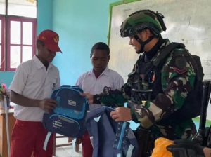 Peduli Generasi Penerus Bangsa, Satgas YPR 330 Kostrad Bagikan Tas dan Buku untuk Anak Sekolah di Intan Jaya