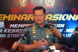 Peduli Generasi Penerus Bangsa, Satgas YPR 330 Kostrad Bagikan Tas dan Buku untuk Anak Sekolah di Intan Jaya