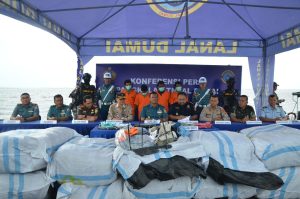 Pangkalan TNI AL Dumai Berhasil Mengamankan Ballpress 700 Koli Dari Port Klang Malaysia