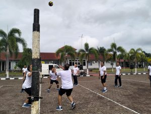 Senam SKJ 88, Lari Bersama dan Volly Ball Rutin Dilaksanakan, Danlanal Bengkulu : Prajurit Wajib Hadir Selasa dan Jumat