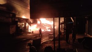 Gerak Cepat, Tim Gabungan BPBD dan Lanal Simeulue Atasi Kebakaran di Pemukiman Padat Penduduk