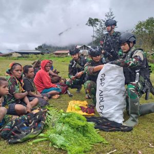 Julu Siri Borong Jualan Masyarakat, Satgas YPR 433 Kostrad Bantu Petani Distrik Mbua, Kab. Nduga