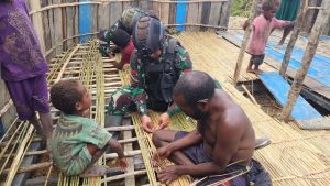 Potret Kepedulian Satgas Yonif 330 Kostrad, Bantu Membangun Honai Warga di Pedalaman Intan Jaya