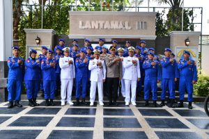 DANLANTAMAL III JAKARTA DAPAT KEJUTAN DARI POLRES KEPULAUAN SERIBU DI HUT KE-78 TNI