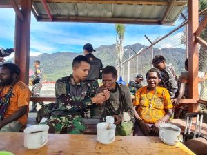 Duduk Bercengkerama Menikmati Hidangan yang Tersedia, Pos Satgas Yonif 330 Kostrad layaknya Rumah Kedua bagi Warga Intan Jaya