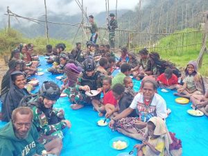 Cegah STUNTING, Satgas YPR 433 Kostrad Gelar Makan Bersama dan Hadirkan Ilmu memasak Bagi Masyarakat Distrik Yigi, Kab. Nduga