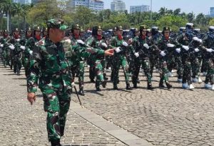 Pangdivif 1 Kostrad Mengawasi Jalannya Latihan Defile Pasukan dan Alutsista Dalam Rangka HUT Ke-78 TNI