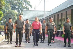 Kaskostrad Didampingi Pangdivif 2 Kostrad Olahraga Bersama dengan Prajurit Mayangkara
