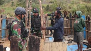 Panggul Papan Kayu Belasan Kilometer, Satgas Yonif 330 Kostard Bantu Bangun Honai Warga