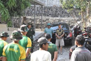 Prajurit Brigif 17 Kostrad Laksanakan Karya Bakti Peringati HUT Ke-78 TNI