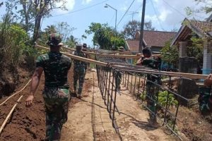 Bersama Warga, Satgas TMMD Prajujurit Yonbekang 2 Kostrad Selesaikan Penyaluran Air di Dusun Banduarjo