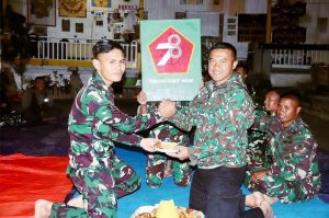 Dalam Rangka HUT ke 78 TNI di Intan Jaya, Satgas Yonif 330 Kostrad Gelar Doa Bersama