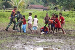 Potret Keceriaan Personil Satgas Mobile Yonif MR 411 Kostrad Dengan Anak-Anak Papua