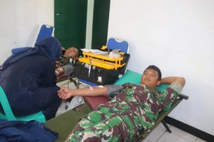 Prajurit Yonif 323 Kostrad Sambut HUT Ke-78 dengan Donor Darah