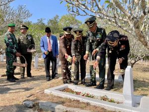 Peringatan HUT Ke-78 TNI, Yonif 321 Kostrad Hadiri Ziarah Nasional di Taman Makam Pahlawan Sawala