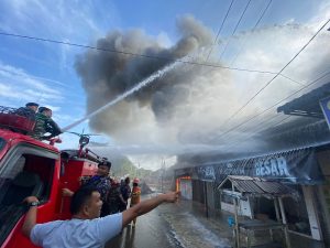 Detik-Detik HUT Ke-78 TNI, Tim Siaga Bencana Lanal Simeulue Gerak Cepat Padamkan Kebakaran di Pemukiman Padat Penduduk